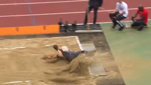 No salto triplo com 17,89 m, quebrando novamente o recorde mundial. Video El Nuevo Record Mundial En Salto Largo Casi Se Pasa Del Foso As Com
