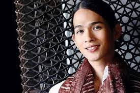 Oscar lawalatta is an indonesian fashion designer. Oscar Lawalata Putuskan Jadi Perempuan Sang Ibu Berat Baru Bisa Terima Keputusannya 5 6 Tahun Pikiran Rakyat Depok