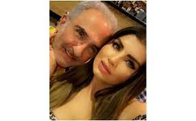 Quizá vicente fernández no se percató del hecho de que colocó su mano justo en el seno de la joven; Vicente Fernandez Jr Presume Romance Con Joven Novia