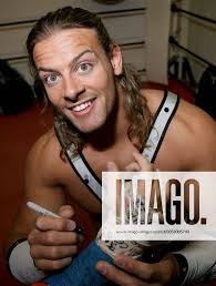 Gladiator Sam Bond aka Atlas unterschreibt auf einem Gips anlässlich der  Eröffnung der neuen