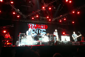 Green day kliner til med en god blanding av gamle klassikere og de nye sangene fra det nye albumet «revolution radio», som var grunnen til turneen. Rancid Band Wikipedia