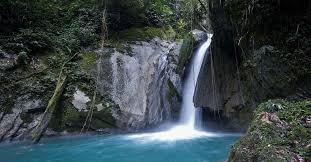 Kamu bisa jadikan contoh gambar air terjun di atas sebagai media belajar menggambar untuk menghasilkan gambar air terjun yang unik. 13 Pemandangan Air Terjun Asli Pemandangan Top Banget