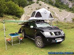 pick up 4x4 nissan navara double cab avec double tente de toit double rtt roof top tent 4wd auvent preparation pour voyage camping road trip et trecking