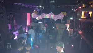 Au lieu de cela il montre basshunter dans une boîte de nuit entouré de danseurs attractifs.: Dijon La Boite De Nuit Contrast Aurait Aime Ne Pas Devoir Attendre Septembre Pour Rouvrir