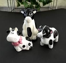The ceramic figurine is 2.25 inches tall. Salt And Pepper Salt N Pepper Shaker Ceramic Figurines Vintage Ceramics Vintage Cow Figurine Country Kitchen Decor Farm Animals Kitchen Dining Home Living Jewellerymilad Com
