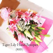Bunga Casablanca Lily Ini Memancarkan Bau Wangi Yang Hampir Disukai Semua Orang Anggap Saja Kado Bunga Ini Simbol Buat Online Florist Hand Bouquet Tiger Lily