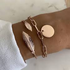 De l'élégant au contemporain, explorez la collection pandora et trouvez un bracelet unique qui correspond à votre style et votre personnalité. Bracelet Jonc Ouvert Plumes Asymetriques Plaque Or Rose
