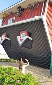 Wo ist oben, wo ist unten und wo stehen wir jetzt? Das Verruckte Haus Oder Die Welt Steht Kopf Verruckte Hauser Seltsame Hauser Marchenhaus