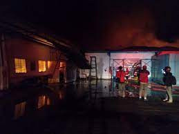 Tugas utama dari disdamkar (dpkp) adalah melaksanankan urusan pemerintahan pada daerah wilayah kerjanya untuk pencegahan, tanggap darurat, penanggulangan dan penyelamatan bencana kebakaran. Pabrik Garment Pt Ema Haurwangi Cianjur Terbakar Lima Unit Mobil Damkar Dikerahkan Cianjur Ekspres