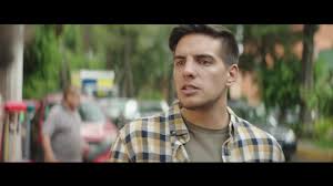 Su carrera como intérprete comenzó a principios de la década de 1990, funcionando como comediante en el programa de sketches full frontal, y posteriormente recibió aclamación por parte de la crítica con su actuación en la película biográfica chopper (2000). El Mesero Trailer Oficial Sensacine Com Mx
