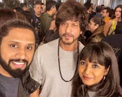 A SMASHHHHHH screening of #Pathaan with THE #PATHAAN of Bollywood Shah Rukh  Khan 🤩🤩♥️. He is all respect as all he exudes is, respect for all.  Everytime I meet him he makes