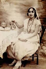 قصة أشهر مناضلة في تاريخ الجزائر زليخة عدي التي أعدمتها فرنسا رميا من الطائرة Algerian Vintage Photographs Culture