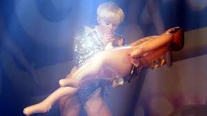 Miley Cyrus blowing a cock - Alrincon.com