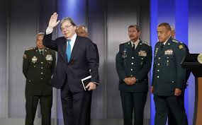 El ministro de defensa, pedro morenés, asegura en más de uno, que están muy lejos de intervenir militarmente en cataluña, y aboga por una respuesta proporcionada. Duque Nombra Al Uribista Holmes Trujillo Nuevo Ministro De Defensa Colombia El Pais