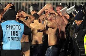 Der rädelsführer der gewaltbereiten anhänger von crvena zvezda, so der serbische name von roter stern, ist ivan bogdanov. Pyro Und Prugeleien Beim Derby In Belgrad Fanzeit