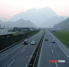Feriti i conducenti dei due veicoli. Autostrada A12 Chiusura Casello Di Entrata Genova Est