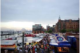Jeden sonntag früh morgens um fünf uhr startet ein reges treiben auf dem hamburger fischmarkt an der aufgrund der aktuellen lage findet der fischmarkt hamburg zurzeit nicht statt. Sonntagmorgen Spezial Auf Zum Fischmarkt Hamburg City Pass