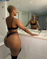 Her derriere jiggles hypnotically on exhibition