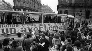 Depuis toujours, les femmes ont été contraintes de trouver des moyens illégaux la loi veil permit petit à petit de réduire le nombre d'avortements clandestins, pratiqués dans de mauvaises conditions, souvent dangereuses pour les. Droit A L Avortement 50 Ans Apres Le Manifeste Des 343 Inspire Encore Les Militantes