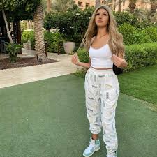 ثيمات عرب in 2021 photo ideas girl fashion two piece pant set