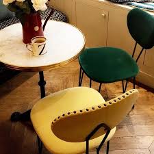 Trouvez votre caravane d'occasion parmi nos 867 annonces gratuites caravaning de particuliers et pros sur paruvendu.fr. Les Courbes Vintage De La Chaise Trombone Si Elegante Caravane Paris Chaise Tapisee Decoration Chair Decoration Interior