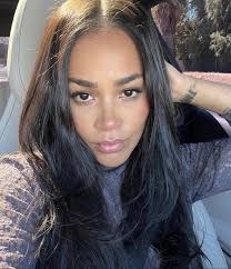 Lauren London not aging backwards or forwards she not aging at all.