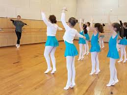 Director cédric klapisch paints a portrait of aurélie dupont, star dancer of the paris opera ballet, which was filmed for three years, between 2006 and 2009. Velizy A Son Etoile De La Danse Ville De Velizy Villacoublay