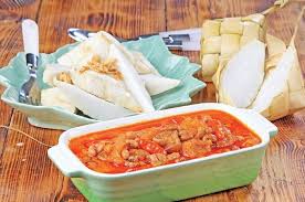 Minyak dipanaskan sedikit, tumis bumbu halus, salam, sereh, lengkuas. Ketupat Sambal Goreng Krecek Pelepas Rindu Dari Momen Lebaran Nova