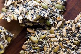 Cette Recette Facile De Crackers Associe 5 Graines De Courge De Sesame De Lin De Chia Et De Tournesol Un Encas Sain En 2020 Recette Facile Savoureux Encas Sains