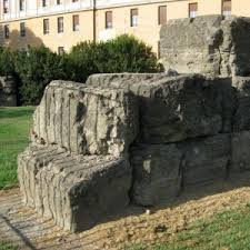 Die servianische mauer ist die römische stadtmauer, von der an unter tarquinius superbus, dem nachfolger des servius tullius, soll die servianische mauer noch einmal verstärkt und speziell im. Servianische Mauer Rom Forum