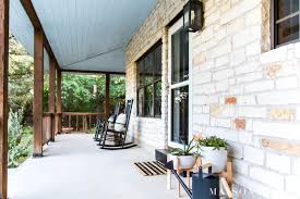 Typically featuring lots of crisp white, woods and rustic accents, farmhouse kitchen decor offers a happy alternative to contemporary or traditional looks. Modern Farmhouse Porch Reveal Maison De Pax