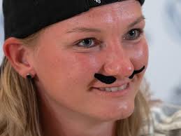 Frauen-EM: Warum die Kapitänin des deutschen EM-Teams plötzlich Schnauzer  trug