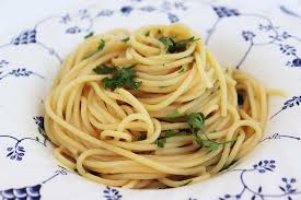Quando torno dall'ufficio e ho bisogno di pranzare in fretta non è detto che voglia rinunciare a mangiare con. Spaghetti Con Colatura Di Alici Ricetta Veloce E Gustosa Le Chef Clochard