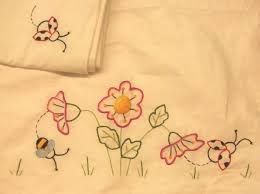 Ideale per decorare tende, lenzuola e tutta la biancheria della casa. Lenzuolino Per Lettino 100 Cotone Da Ricamare Ape E Coccinella Tombolo E Disegni