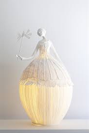 Elegant Gekleidete Pappmache Damen Als Stilvolle Leuchtelemente Detailverliebt De Papierlampenschirm Papierskulptur Papierlampen