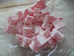 Bonbons réalisés avec de l'agar, sans fécule ni gomme, colorés avec (de gauche à droite) : Loukoums Sans Gelatine Maman Tambouille