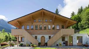 Viel tageslicht durch bodentiefe fenster. Holzhaus Bauen Diese Vorteile Bietet Das Naturliche Fertighaus Fullwood Wohnblockhaus