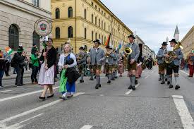 Viele bekleidungsstücke in münchen, bayern, befinden sich in unmittelbarer nähe. 1 935 Traditionelle Bayerische Kleidung Fotos Kostenlose Und Royalty Free Stock Fotos Von Dreamstime