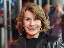 Senta berger dio un gran paso adelante con la adaptación cinematográfica de la novela de johannes mario simmel no siempre tiene que ser caviar. Senta Berger Uber Abschiede Die Endgultigkeit Belastet Mich Liebenswert Magazin