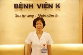 Người dân đến thăm khám được lực lượng chức năng giải thích về việc tạm thời tạm thời phong tỏa các đơn vị phục vụ công tác. Bá»‡nh Viá»‡n K
