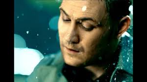 He released his first album in 1993 and received worldwide attention after the release of white ladder six years later. David Gray This Year S Love Official Video Youtube