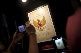Kedudukan pancasila bagi masyarakat bangsa indonesia yang kita tahu adalah sebagai dasar negara, namun bahasa yang digunakan oleh para pendiri bangsa indonesia. Arti Penting Pancasila Sebagai Dasar Negara Dan Pandangan Hidup Halaman All Kompas Com