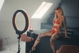 Lexy Roxx total verzweifelt: Hilfe, ihr Busen ist nach Beauty-OP nur noch  Pfusch