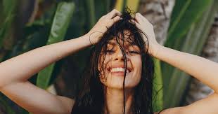 Skoraj vse ženske delajo iste napake: 5 nasvetov, kako zaščititi lase po  kopanju v morju