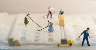 Miniature People Playfully Live And Work Among Their Giant Human Counterparts Miniature Photography Miniatures Miniature Art