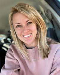 I see some new faces around here — so hi! I'm Ania. This is me in my car,  taking a breather from buying a new laptop during a nap time when I “