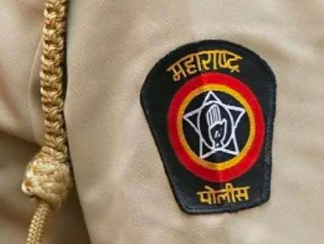 पुणे-मुंबई द्रुतगती मार्गावर पर्यटकांना लुटणारे पोलिस अटकेतअमली पदार्थाचे खोटे आरोप करून मागितली होती पाच लाखांची खंडणी