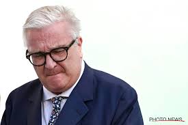 Roxanne, de knappe vriendin van Mathieu van der Poel, trekt haar kleren uit