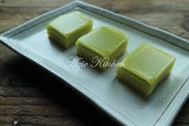 Kue lapis pulut ini berasal dari sambas, biasanya dihidangkan pada waktu perayaan hari raya idulfitri dan idul adha. Kuih Lapis Tepung Beras Yang Mudah Azie Kitchen