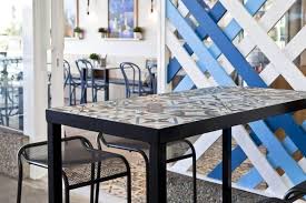 Fliesentisch Modern Selber Bauen Einfache Anleitung Und Nutzliche Tipps In 2020 Holztisch Fliesen Fliesen Tische Im Freien